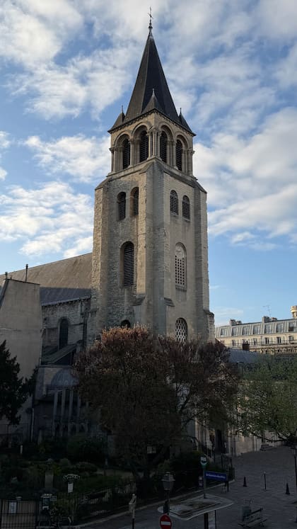Durante el paseo, Juliana no pudo evitar sacarle una foto a la abadía Saint-Germain-des-Prés, la más antigua de las grandes iglesias parisinas