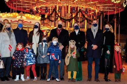 Durante el paseo por el mercado navideño, en el puerto, Alberto y sus hijos estuvieron acompañados por Roisin Galvin (cuñada de Charlene) y sus hijas, Bodie y Kaia Rose Wittstock, la princesa Carolina, Pierre Casiraghi, Beatrice Borromeo y sus herederos, Stefano y Francesco.