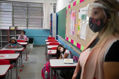 Durante el primer día de vuelta a la presencialidad en una escuela de San Pablo, tanto la maestra como los estudiantes utilizaron tapabocas. Los expertos consideran que esa es la medida de cuidado más importante en las escuelas, junto al distanciamiento