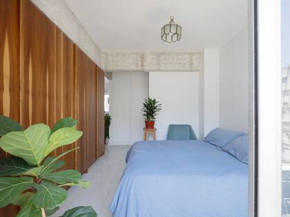 "Durante el proceso nos preguntamos si realmente tenía sentido mantener dos habitaciones y un toilette en un departamento habitado por una sola persona", comentaron.