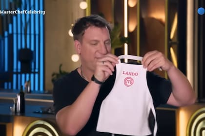 Durante el programa, el exfutbolista recibió de regalo un mini delantal blanco con el nombre de su pequeño hijo