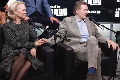 Durante el reportaje con Andy Cohen, Liam Neeson le agarra la mano a Pamela Anderson con mucha ternura, en un gesto que confirma la química y el cariño que hay entre ellos.