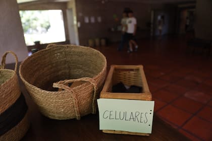 Durante el retiro de tres días, se invita a los chicos a dejar sus celulares