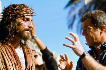 Durante el rodaje de "La Pasión de Cristo", el actor Jim Caviezel recibe las indicaciones del director Mel Gibson