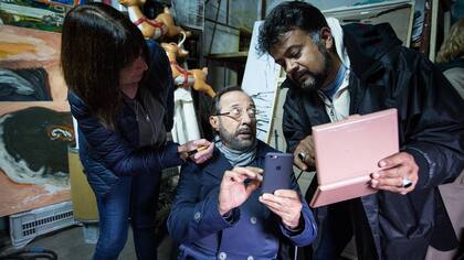 Durante el rodaje, Francella analiza los detalles de maquillaje con el equipo