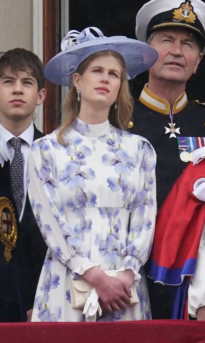 Durante el saludo real desde el balcón de Palacio de Buckingham, Lady Louise acompañó a sus padres, Eduardo y Sofía, y a su hermano James, el conde de Wessex.