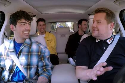 James Corden junto a los Jonas Brothers hace pocos meses