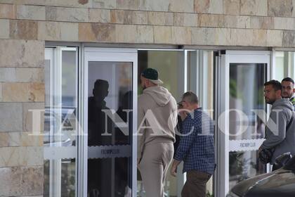 Durante el segundo show de Taylor en el Monumental, la estrella de la NFL estuvo en la carpa VIP con el padre de Taylor, Scott Swift, y con Sabrina Carpenter -la telonera y amiga de la artista-, y cantó y ovacionó a su novia durante la noche.