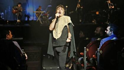 Durante el show, Dárgelos dejó el escenario varias veces y se acercó al público