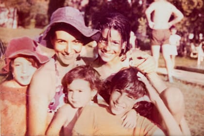 Durante el verano de 1973, con sus cuatro hijos. La más chiquita es Florencia Raggi.