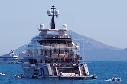 Durante el verano europeo, el supercrucero se convierte en el refugio de Mauricio Filiberti y su joven mujer, la ex modelo nacida en Misiones Camila Pitana (30), donde reciben a familiares y amigos.