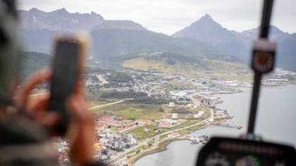 Durante el vuelo se puede ver la ciudad con sus edificios característicos como el Presidio y el puerto local.