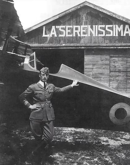 Durante esta acción participaron nueve aviones Ansaldo SVA de la 87ma Squadriglia (escuadrón) de la Regia Aeronautica llamada "La Serenissima", a la cual estaba adscrito D'Annunzio