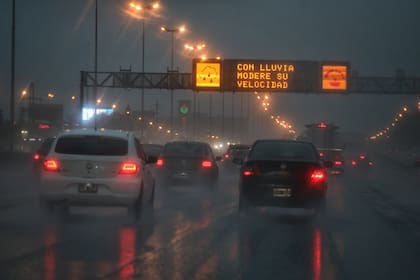 Durante estas tormentas es crucial mantener una atención plena al momento de manejar