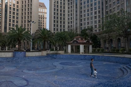 Durante gran parte del año, el hotel The Castle está prácticamente vacío y sus piletas sin agua