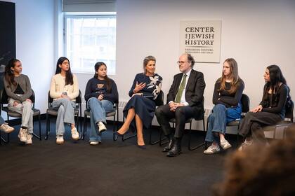 Durante la actividad, la reina mantuvo conversaciones con estudiantes de la escuela secundaria Great Neck North (Foto: Instagram @annefrank.exhibit / John Halpern)