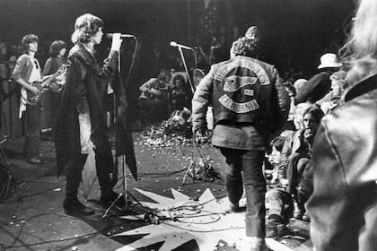 Durante la actuación de los Rolling Stones en Altamont, un miembro de los Hells Angels, encargados de la seguridad, mata a un espectador