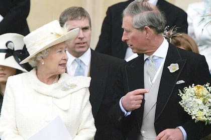 La reina Isabel II y el príncipe Carlos, quien será su sucesor