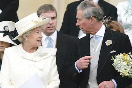 La reina Isabel, al igual que su hijo Carlos, tienen como bebida preferida un Martini seco