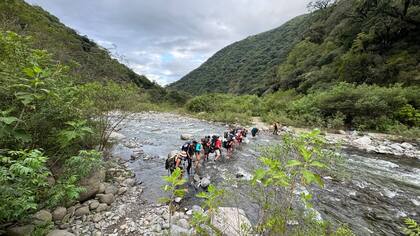 Durante la caminata se cruza el río Grande en varias oportunidades