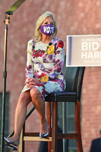Durante la carrera presidencial, Jill viajó por el país dando charlas. En Florida, deslumbró con un vestido cóctel con flores estampadas (su print preferido), kittenheels metalizados de Prada (en estos meses los repitió varias veces), y un llamativo barbijo con la leyenda “votá” de Resistance by Design.