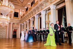 Durante la cena de gala en el Palacio Real de Oslo. El rey Guillermo Alejandro camina junto a la reina Sonia de Noruega. Los siguen la reina Máxima y el rey Harald, y la princesa Mette-Marit y su cuñada, la princesa Marta Luisa