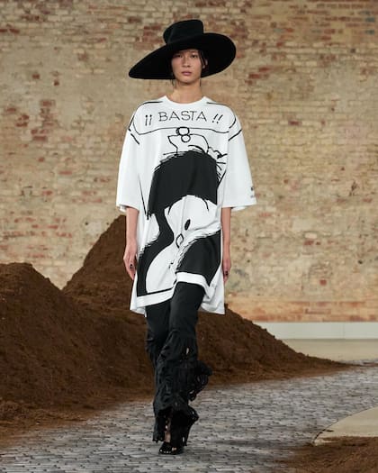 Durante la ceremonia destacaron la obra del director creativo de Moschino, quien le dedicó su última colección, “Terra”, a la Argentina