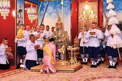 Durante la ceremonia en que Maha Vajiralongkorn se conviertió en rey, su mujer, Suthida, se postró ante él
