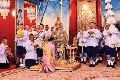Durante la ceremonia en que Maha Vajiralongkorn se conviertió en rey, su mujer, Suthida, se postró ante él