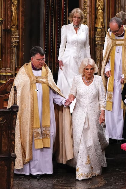 Durante la ceremonia, la Reina estuvo acompañada por su queridísima hermana Annabel Elliot, que fue una de sus “ladies in attendance”.
