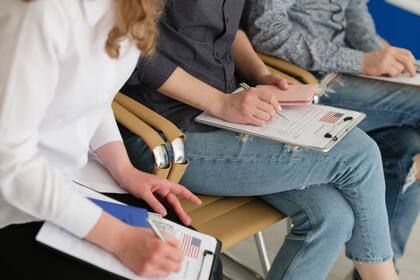 Durante la cita, se revisarán los documentos presentados para verificar su autenticidad y exactitud. Foto: Archivo.