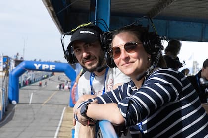 Durante la clasificación de la sexta fecha, los asistentes escucharon las radios de los equipos.