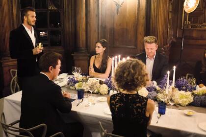 Durante la comida, David dio un breve discurso. A su lado, su mujer, que estaba sentada al lado del chef Gordon Ramsay, lo escuchó con mucha atención