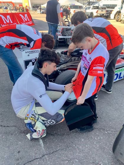 Durante la competencia, el joven piloto firmó su primer autógrafo (Foto: Instagram @karinamazzocco)