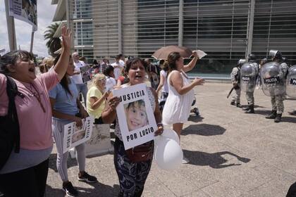 Durante la concentración de ayer en la puerta de los tribunales, muchos manifestantes pedían por el juicio político a la jueza Pérez Ballester