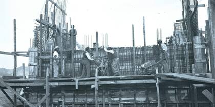 Durante la construcción de la torre superior del cablecarril