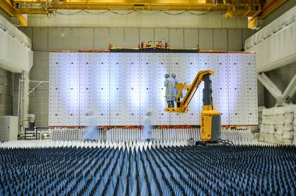 Durante la construcción del SAOCOM 1A, en el cuarto limpio