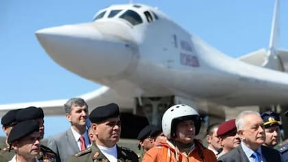 Durante la crisis política de 2018, Rusia envió a Venezuela dos bombarderos supersónicos Tupolev 160 (TU-160), además de más de 100 pilotos y militares rusos para apoyar al gobierno de Maduro