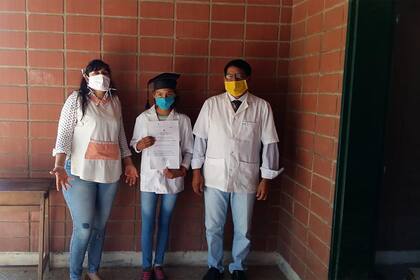 Durante la cuarentena, Juani Galván, directora de la Escuela 362 Fernando Ramón Gancedo de Paraje La Armonía, en Chaco, veía a sus alumnos con protocolos para ayudarlos y también les entregó los diplomas