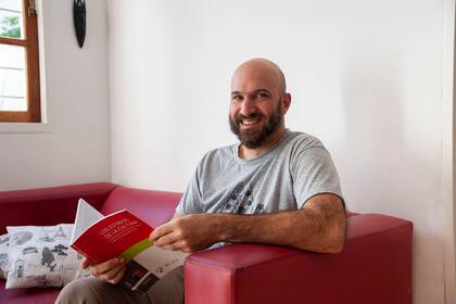 Durante la cuarentena, Julio Villarino se dejo crecer la barba para experimentar un cambio de look