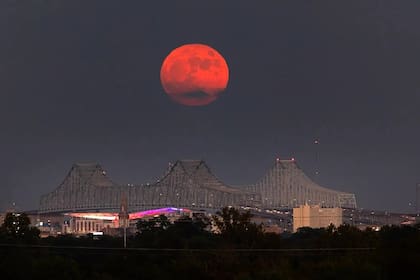 Durante la fase total del eclipse, la superficie lunar se teñirá de rojo (Facebook/Nasa)
