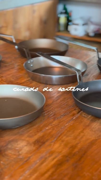 Durante la feria, todos los productos de la marca están a precios promocionales, y en su stand harán curación de sartenes en vivo los fines de semana.