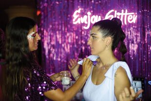 Durante la fiesta, hubo un stand de glitter para sumarle brillo a la noche.