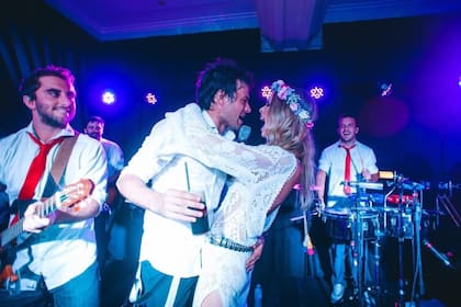 Durante la fiesta los novios bailaron y cantaron al ritmo de Agapornis