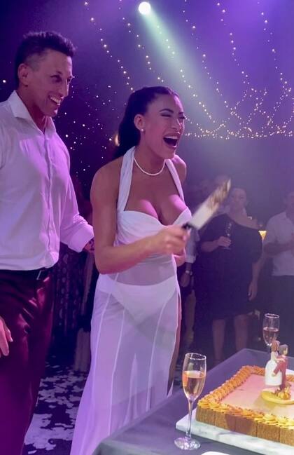 Durante la fiesta, ya con un vestido con transparencia, Pamela Pombo cortó la torta de bodas