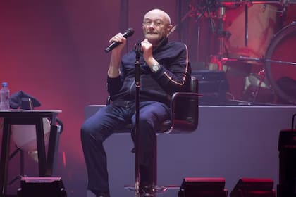 Durante la gira de despedida de Genesis, en marzo de 2022, Phil Collins tuvo que cantar sentado en una silla