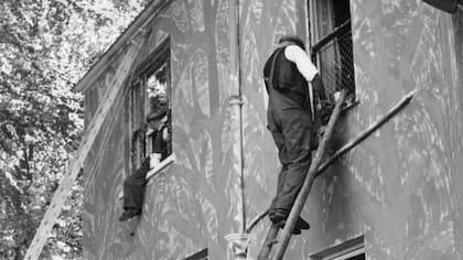 Durante la guerra algunos edificios se pintaron con temática vegetal para que se camuflaran entre los árboles