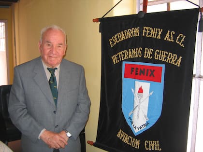 Durante la Guerra de Malvinas, Tito Withington integró el Escuadrón Fénix, compuesto por aeronaves de uso civil que fueron puestas a disposición de la Fuerza Aérea