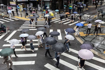 Durante la hora del almuerzo los trabajadores se movilizan en Seúl y las calle aumentan su circulación