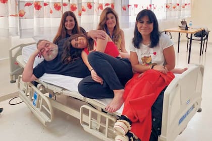 Durante la internación de Lanata, se viralizó una foto que dejaba en claro el conflicto que lo rodeaba: estaban sus hijas Bárbara y Lola, y sus ex mujeres Andrea Rodríguez (atrás) y Sara Stewart Brown (a la derecha), y no estaba Elba.